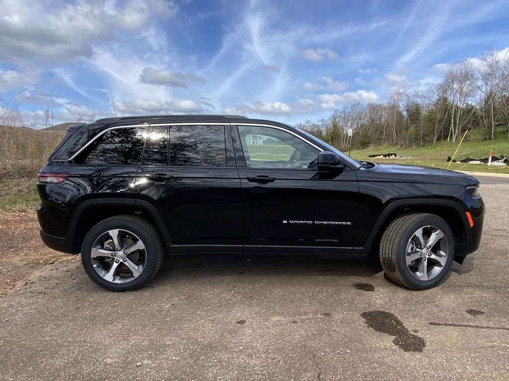 New 2026 Jeep Grand Cherokee Limited w/ Luxury Tech Group II RWD image 32