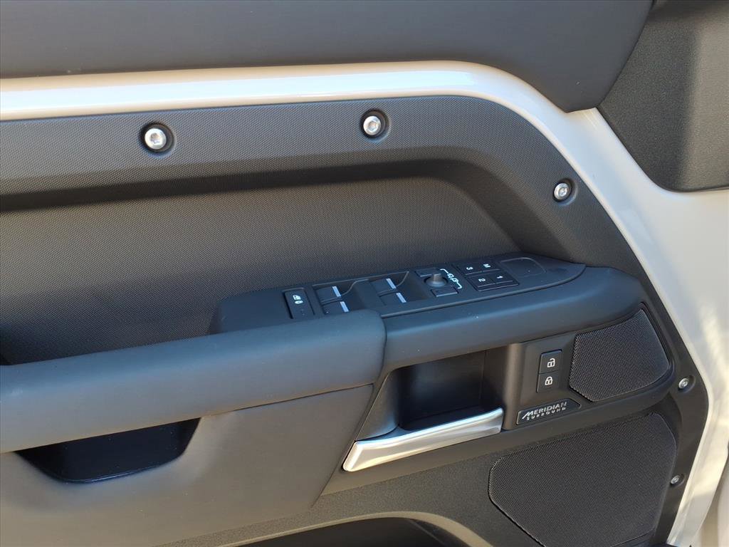 New 2026 Land Rover Defender 130 X-Dynamic SE image 10