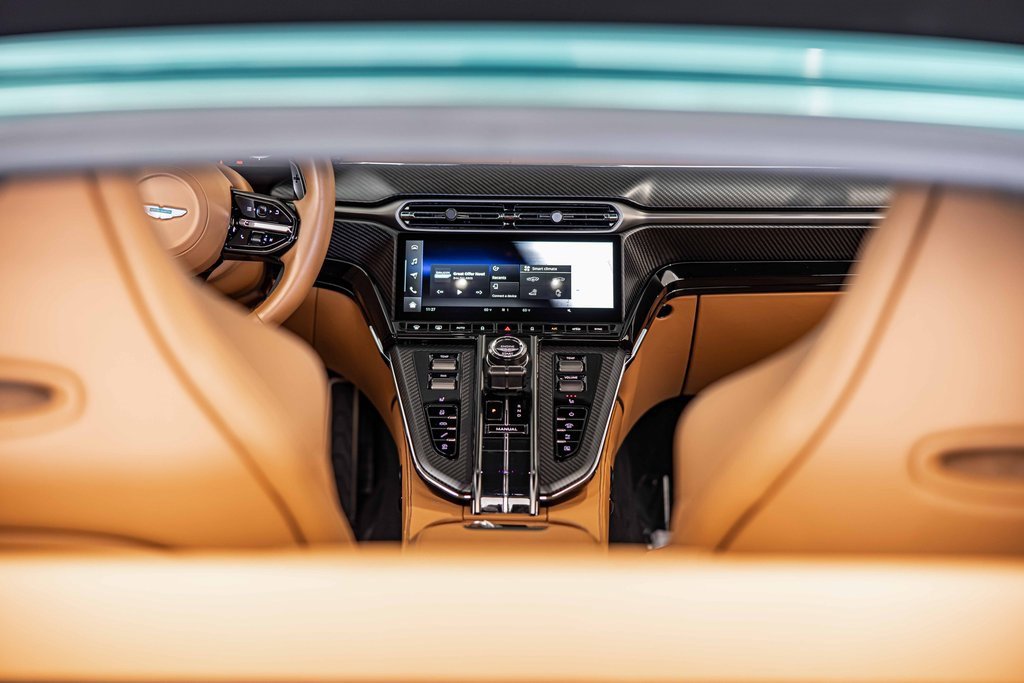 Used 2025 Aston Martin V8 Vantage Coupe image 16