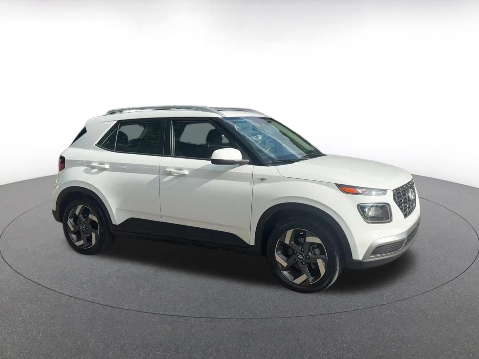Used 2026 Hyundai Venue SEL FWD image 2