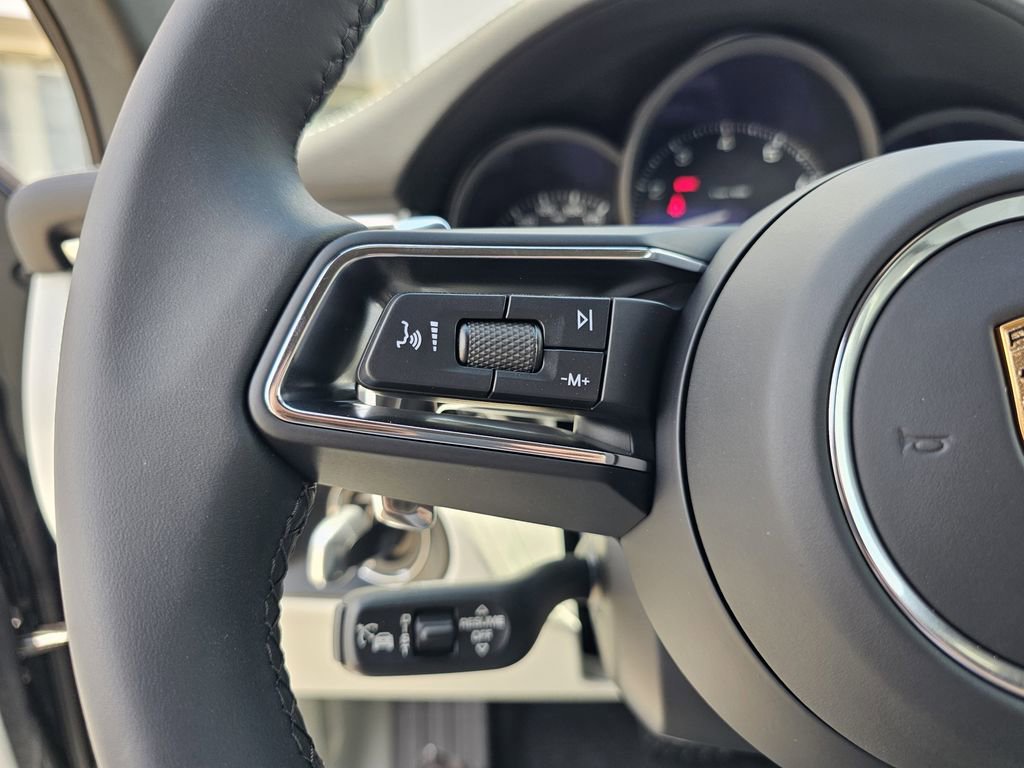 Used 2025 Porsche Macan AWD/4WD image 36
