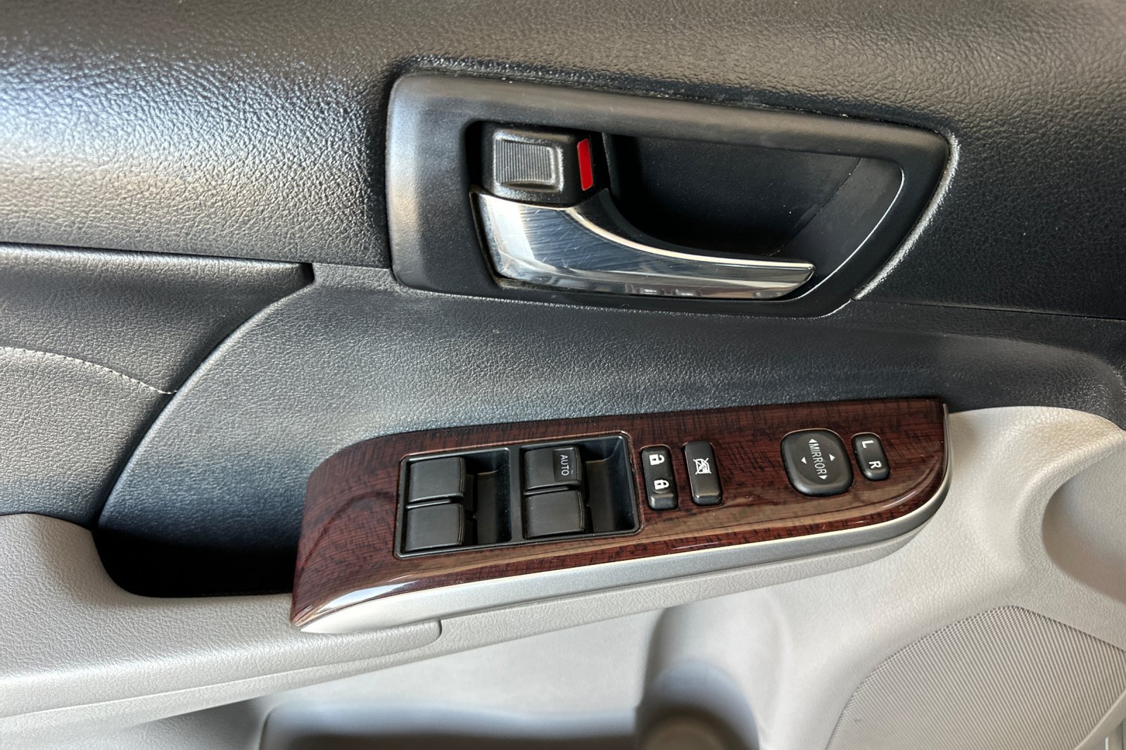 Used 2014 Toyota Camry XLE w/ Leather Package FWD image 11