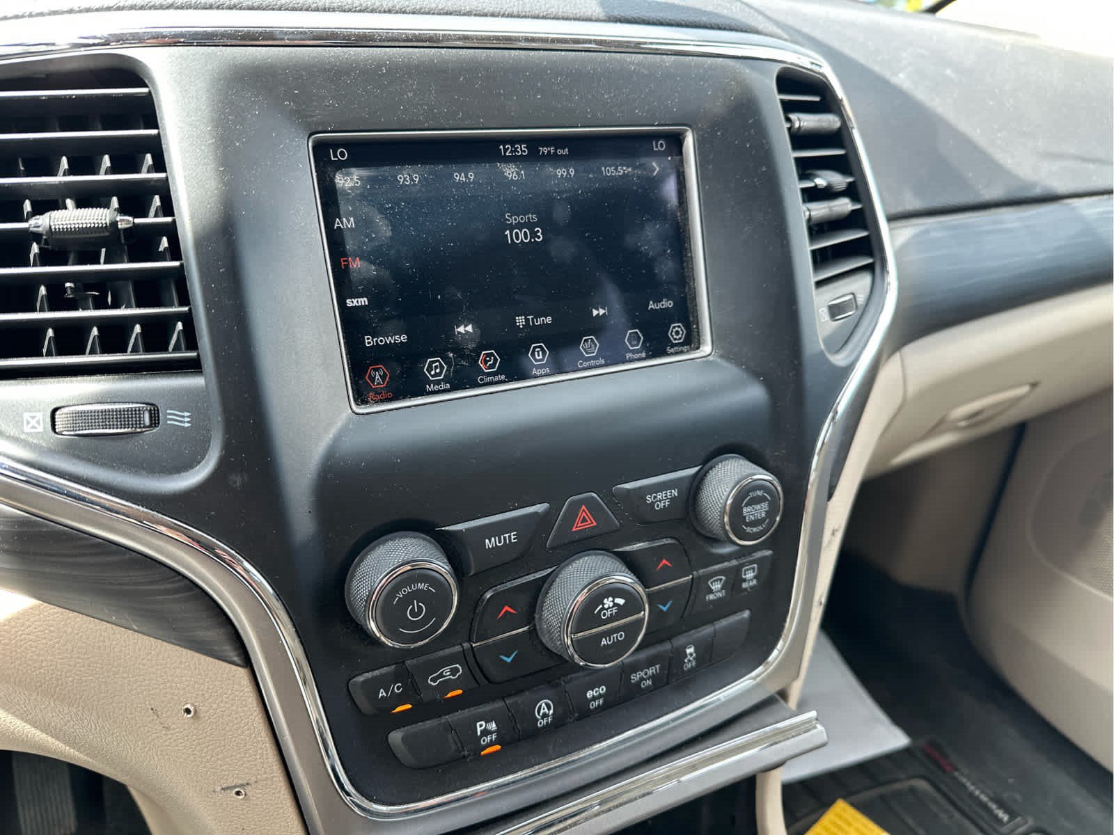 Used 2021 Jeep Grand Cherokee Laredo AWD/4WD image 2