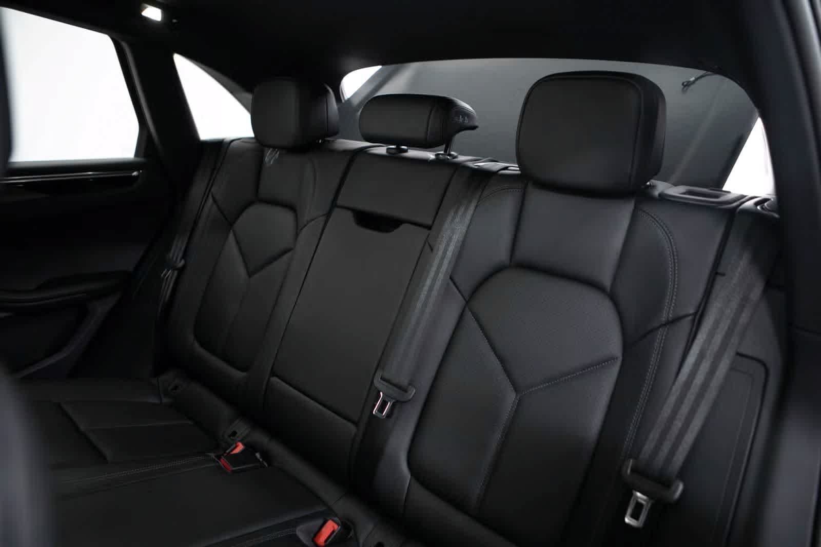 Certified 2026 Porsche Macan AWD/4WD image 38