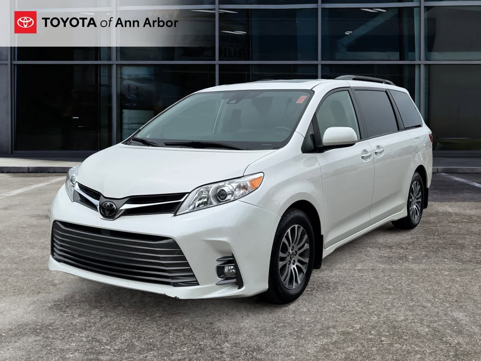 Used 2019 Toyota Sienna XLE w/ XLE Navigation Package FWD image 9