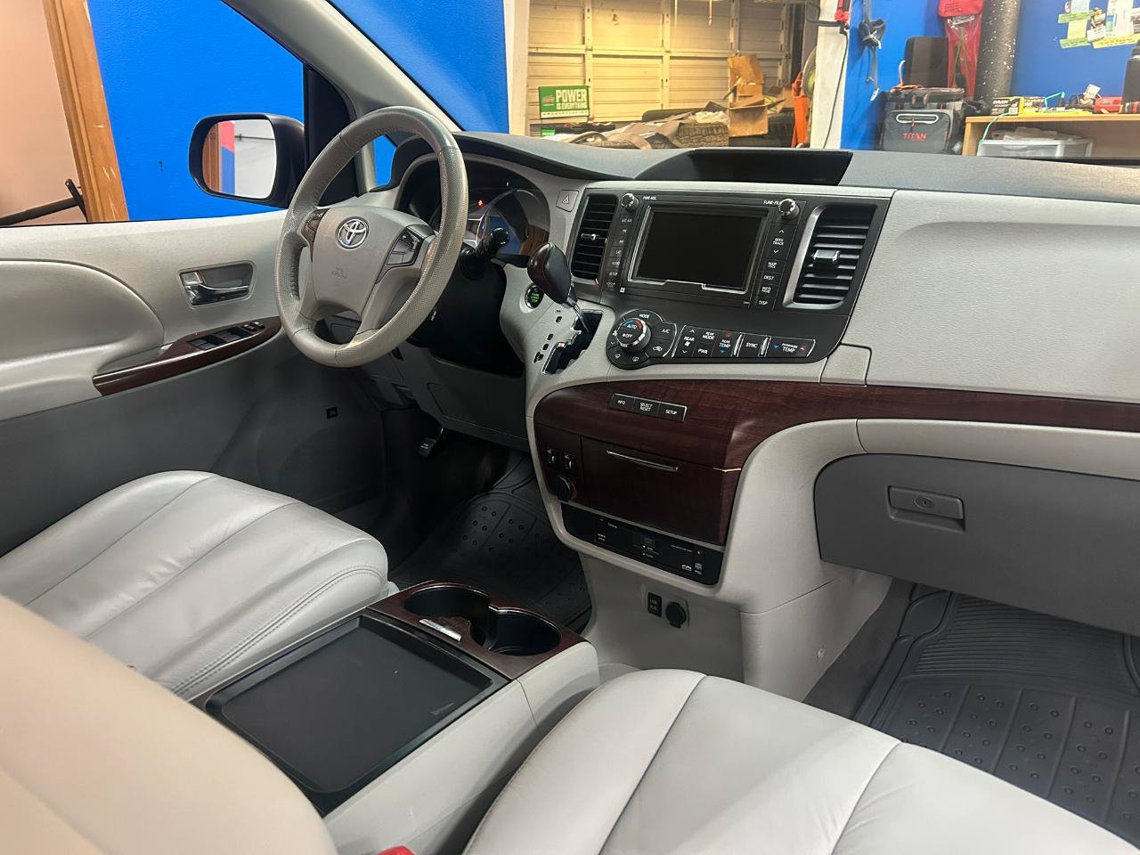 Used 2011 Toyota Sienna XLE w/ Premium Pkg AWD/4WD image 13