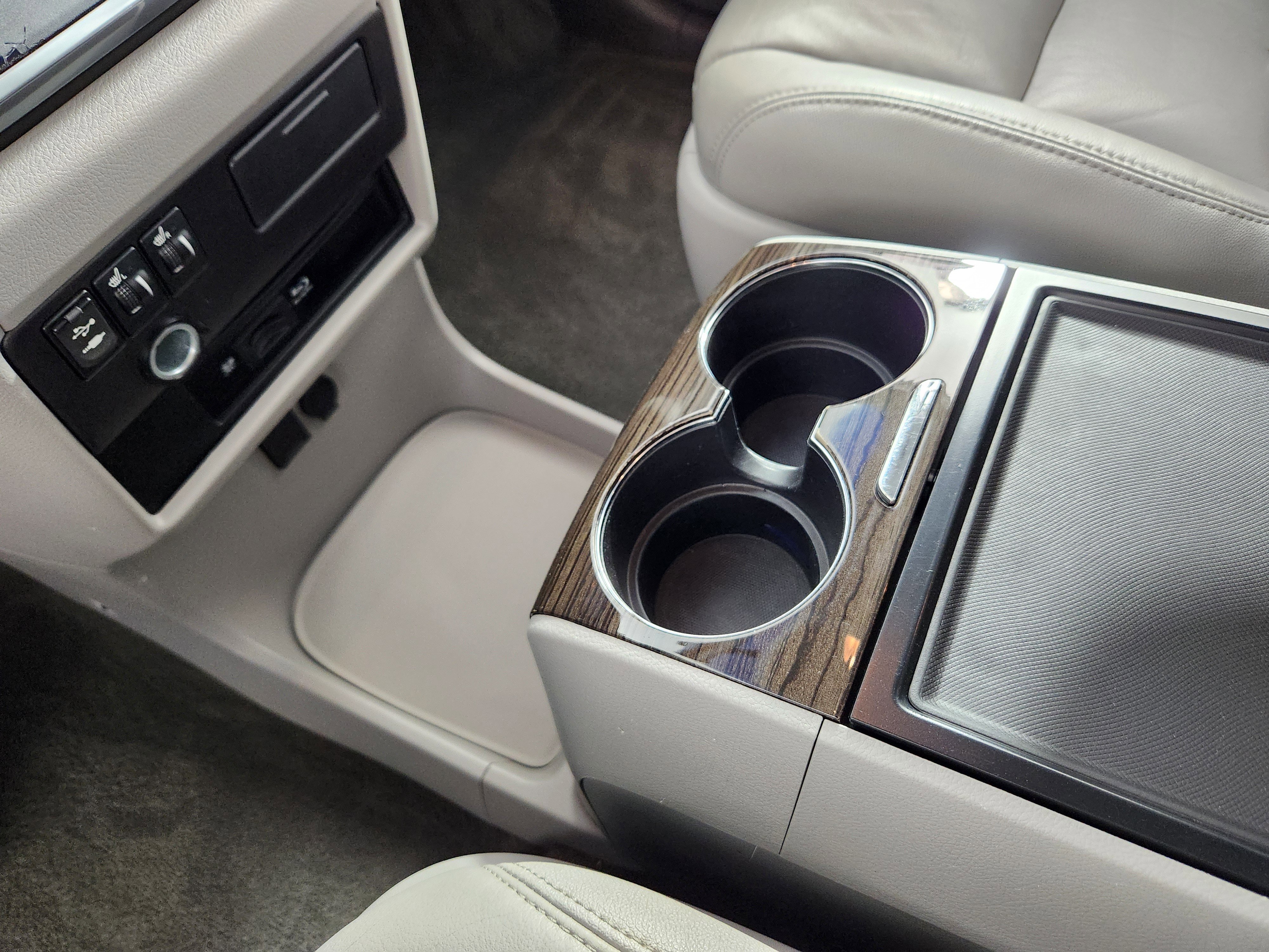 Used 2015 Toyota Sienna XLE Premium FWD image 25