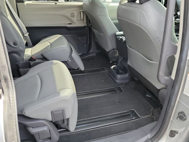 Used 2021 Toyota Sienna Limited FWD image 18