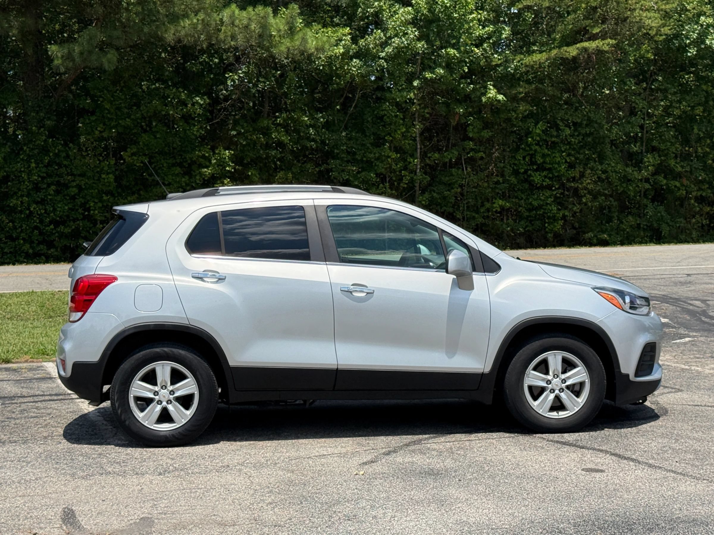 Used 2020 Chevrolet Trax LT w/ LT Convenience Package FWD image 3
