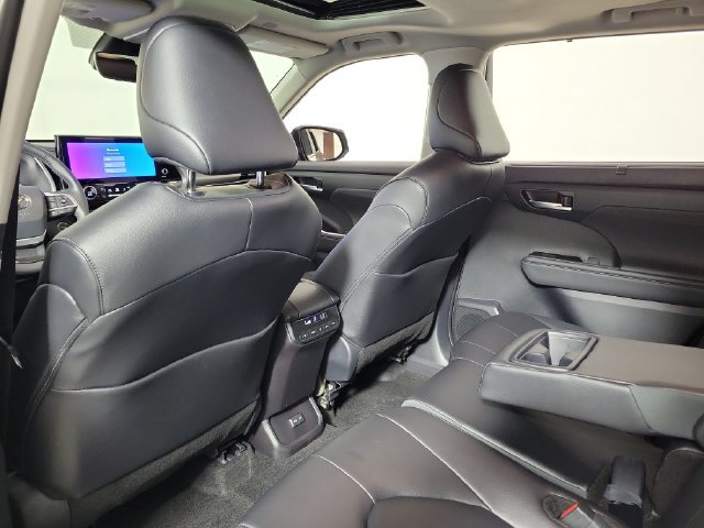 Used 2026 Toyota Highlander XLE AWD/4WD image 11