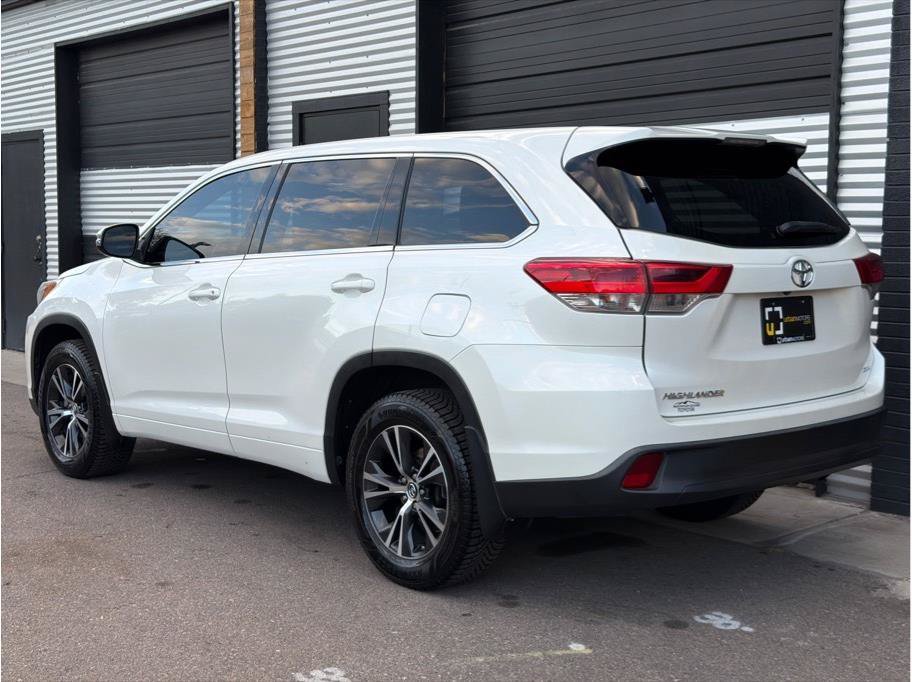 Used 2018 Toyota Highlander LE w/ Carpet Mat Package (TMS) AWD/4WD image 7
