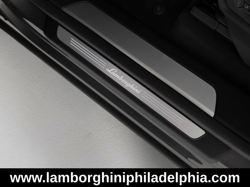 Used 2024 Lamborghini Urus Performante AWD/4WD image 13