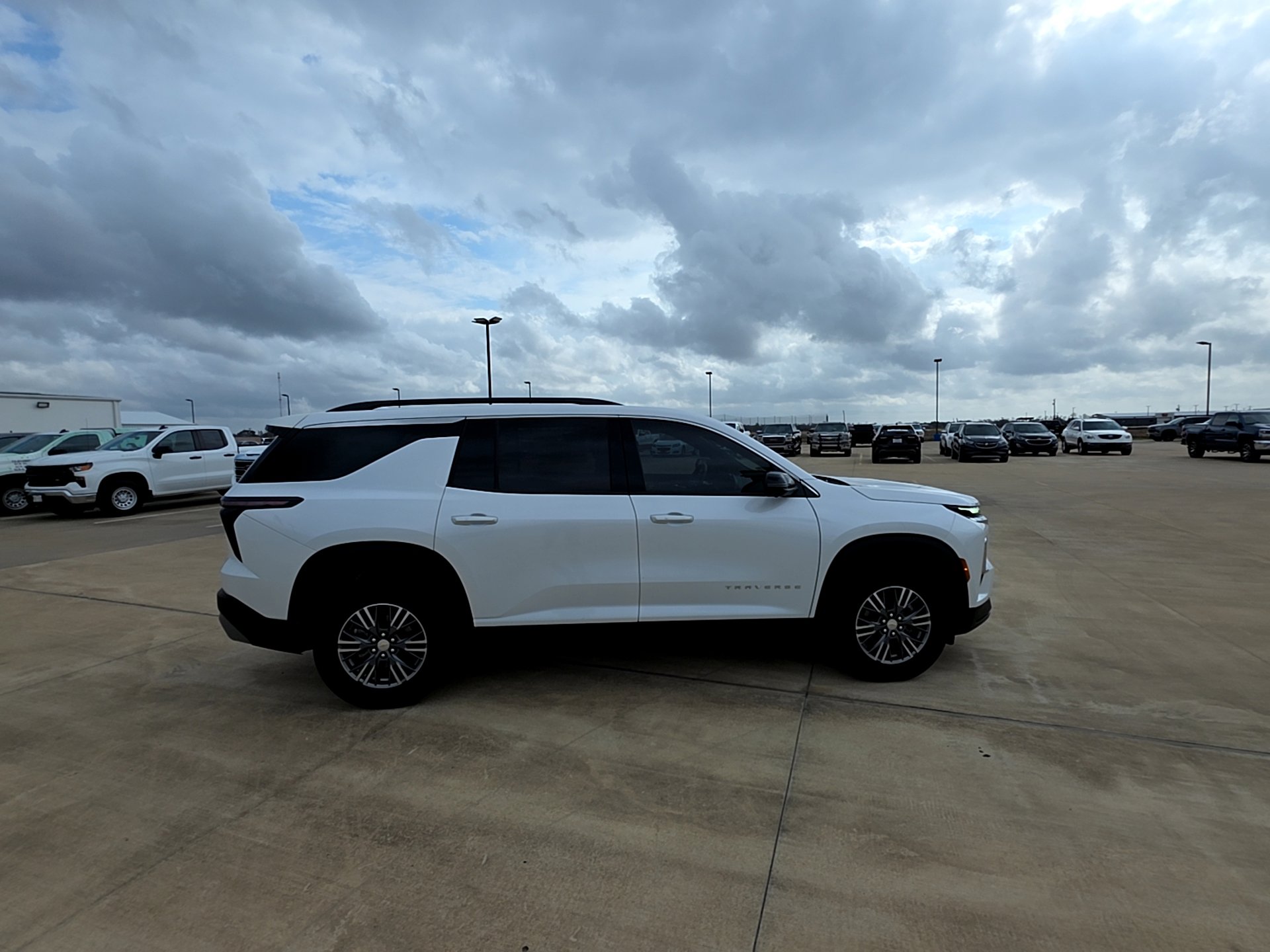 Used 2024 Chevrolet Traverse LT image 9