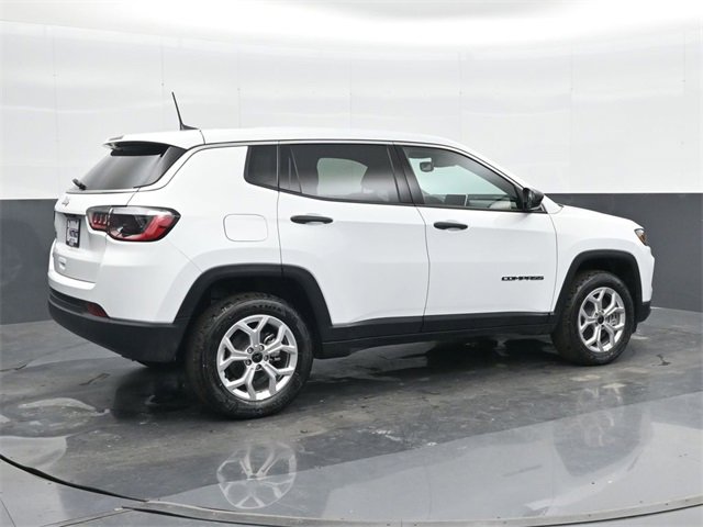 Used 2025 Jeep Compass Sport image 4