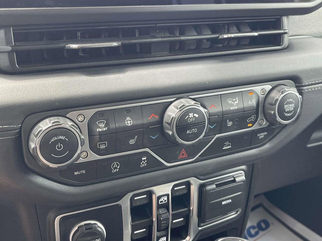 Used 2024 Jeep Wrangler Sahara image 25