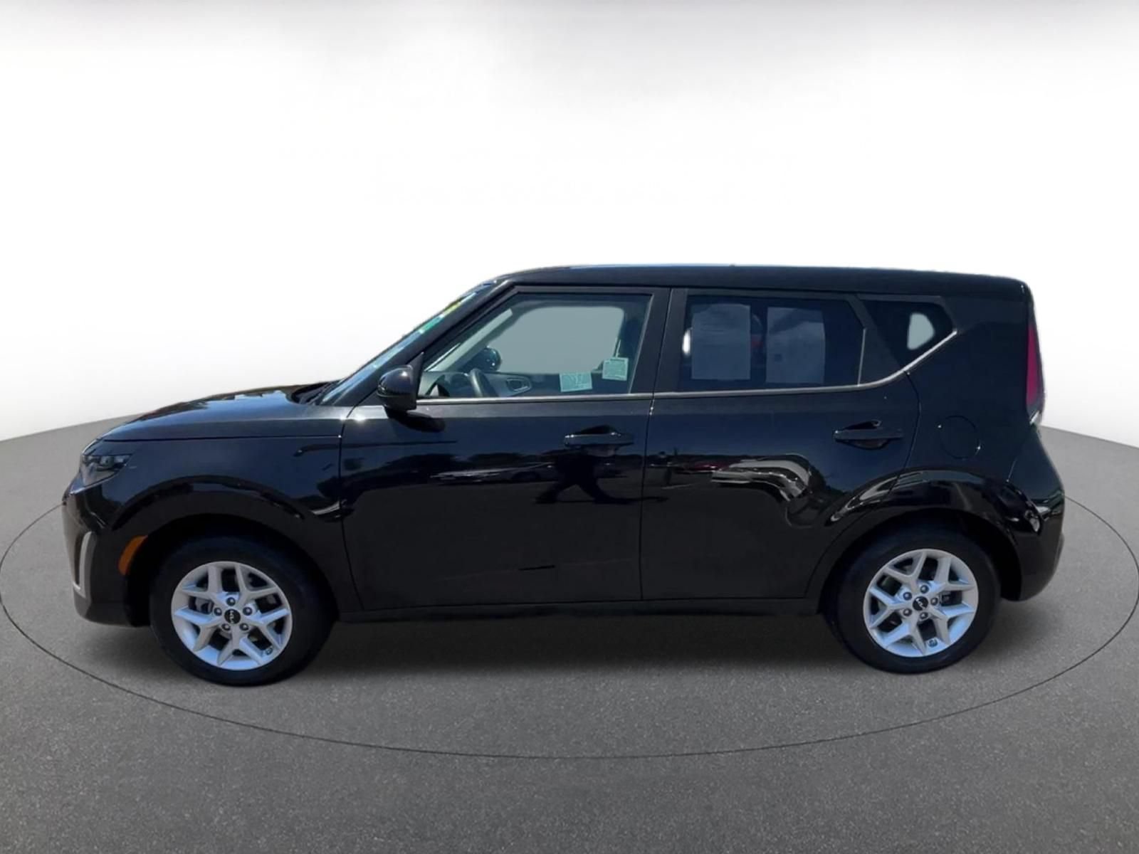 Used 2025 Kia Soul LX w/ LX Technology Package FWD image 9