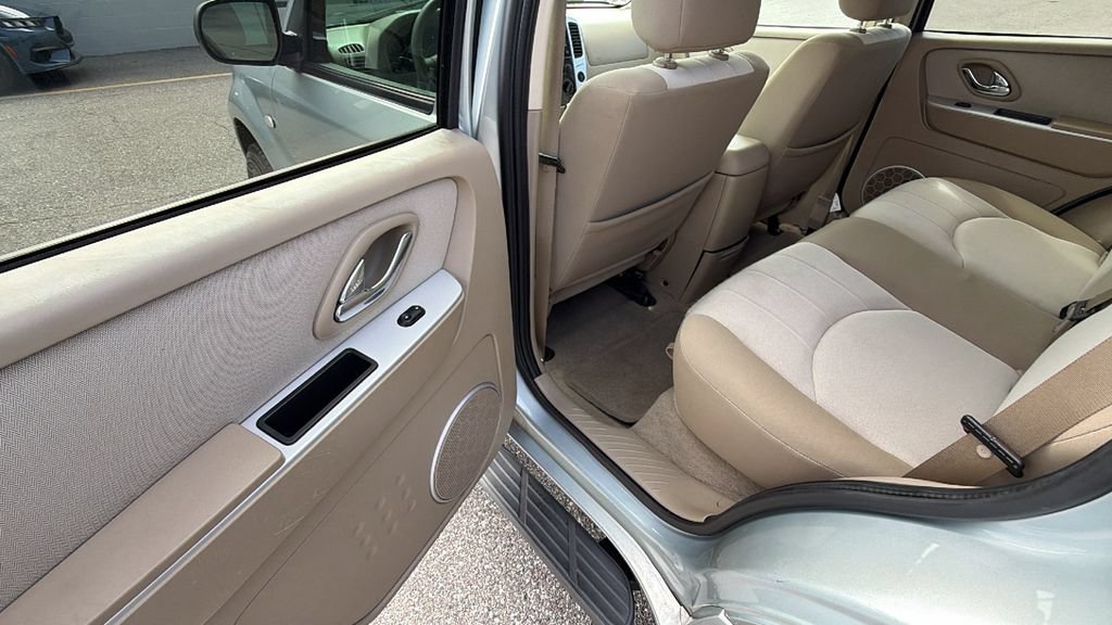 Used 2005 Mercury Mariner Luxury FWD image 24