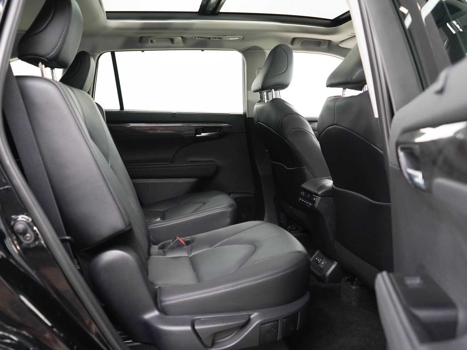 Used 2026 Toyota Highlander Platinum AWD/4WD image 12