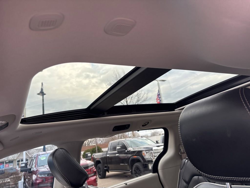 Used 2023 Chrysler Pacifica Limited image 34