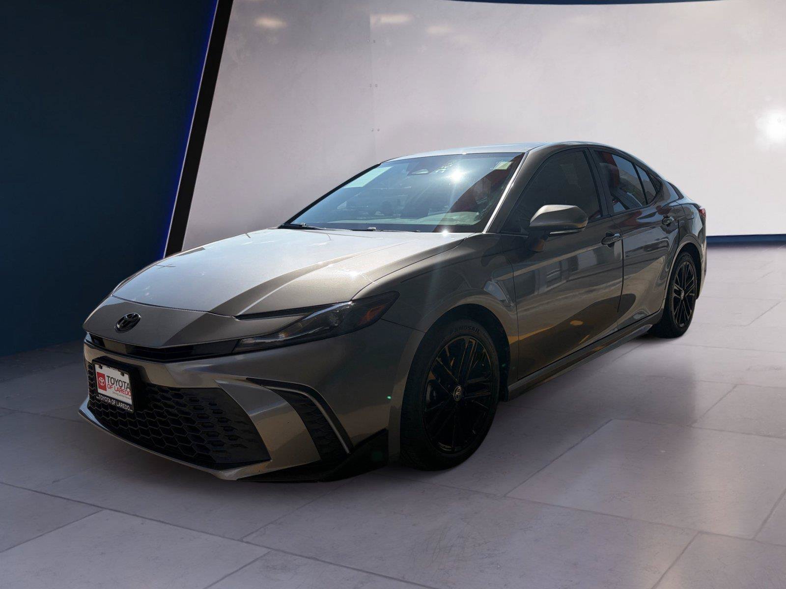 Used 2025 Toyota Camry SE FWD image 1