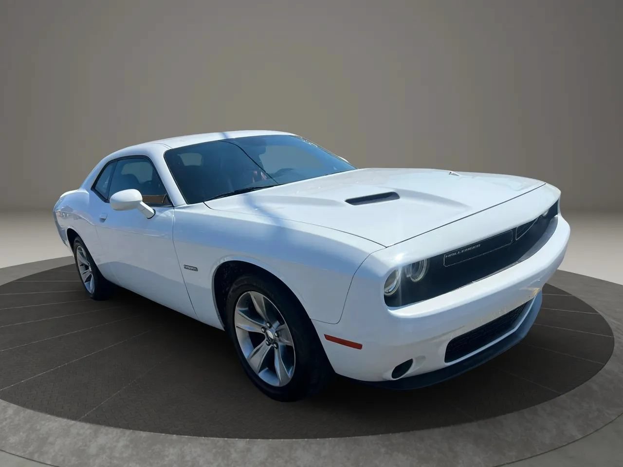 Used 2018 Dodge Challenger SXT RWD image 3