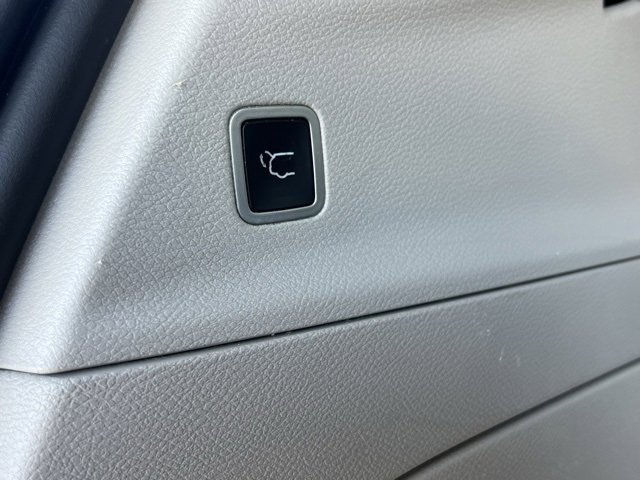 Used 2017 Chrysler Pacifica Touring-L image 18