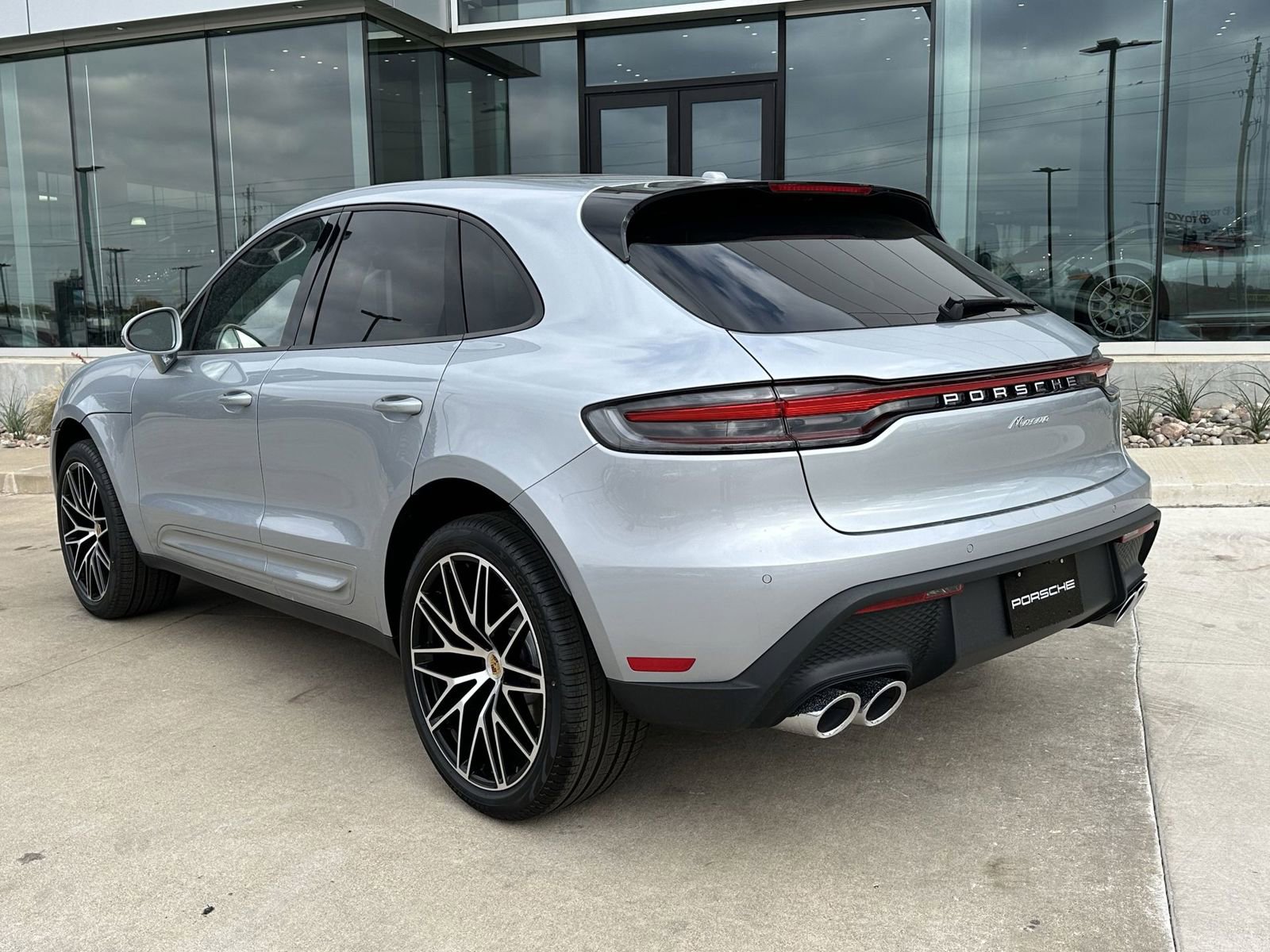 Certified 2026 Porsche Macan image 3
