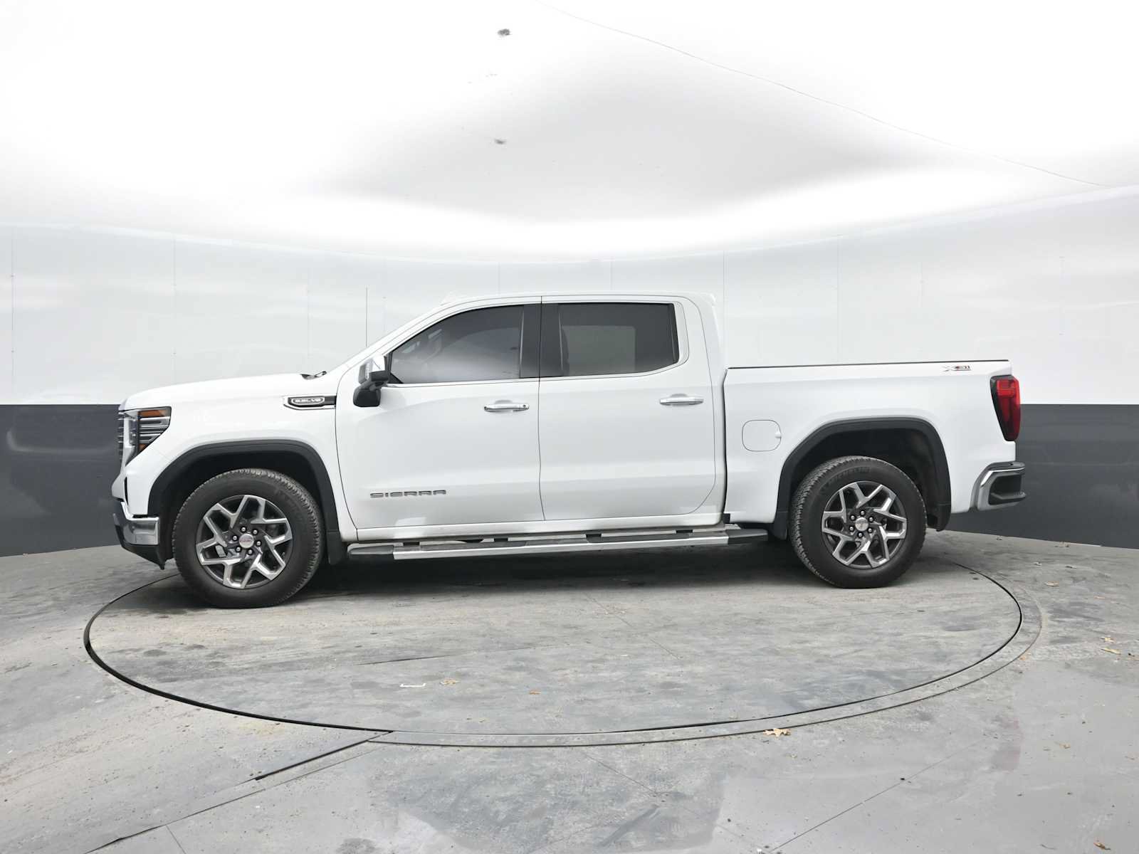 Used 2023 GMC Sierra 1500 SLT w/ SLT Premium Package AWD/4WD image 4