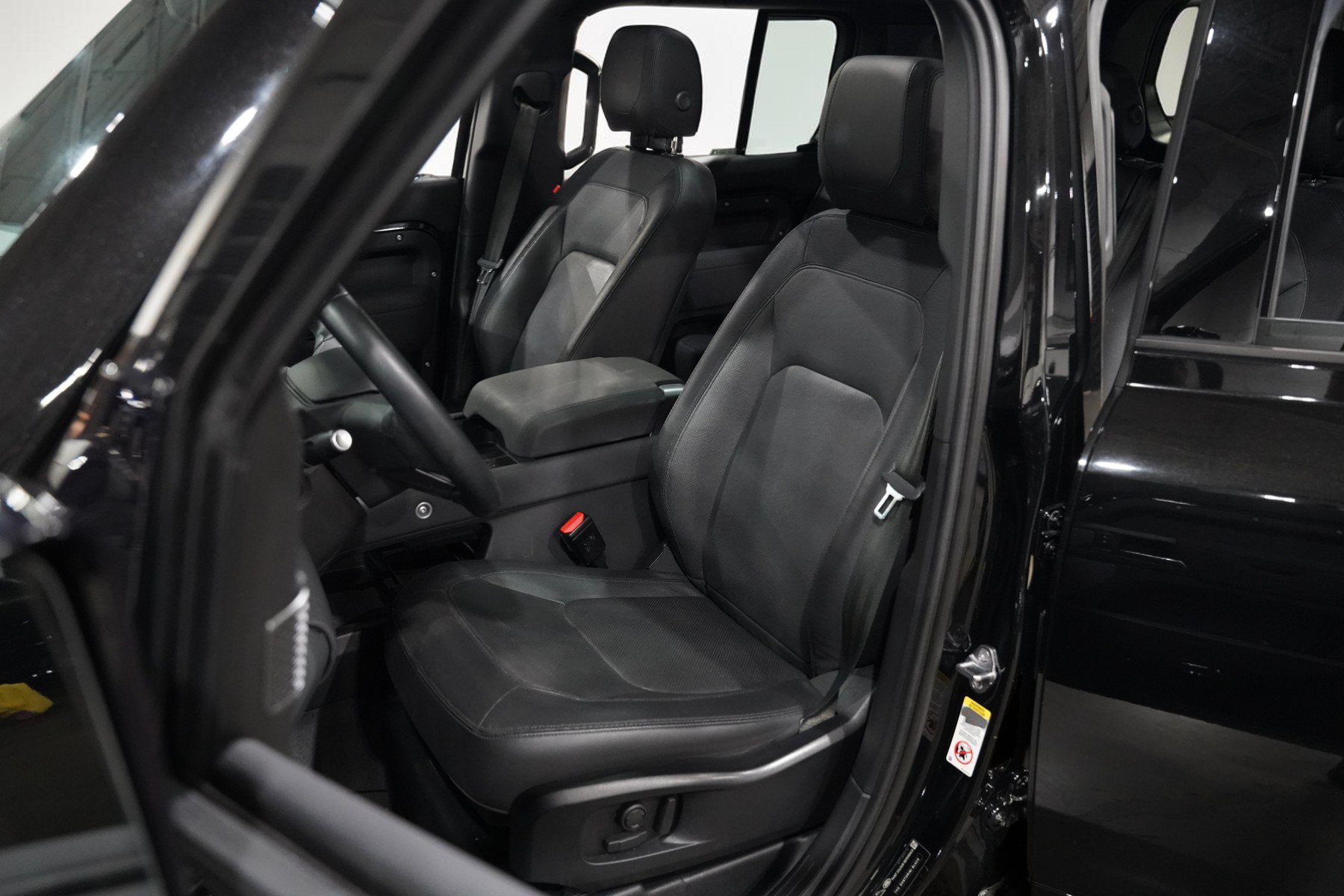 Used 2023 Land Rover Defender 110 X-Dynamic SE AWD/4WD image 22