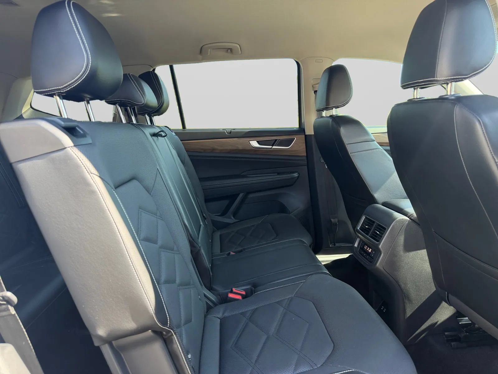 Used 2024 Volkswagen Atlas SE AWD/4WD image 31