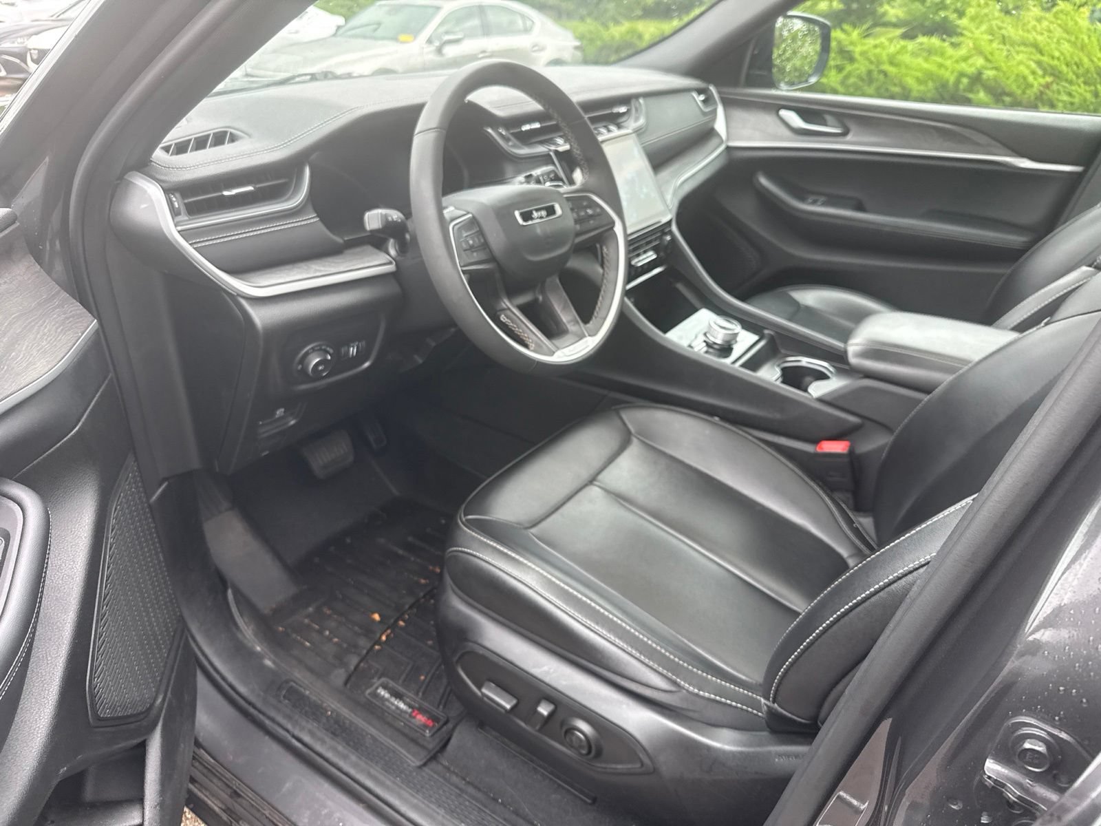 Used 2024 Jeep Grand Cherokee Limited w/ Black Appearance Package AWD/4WD image 8