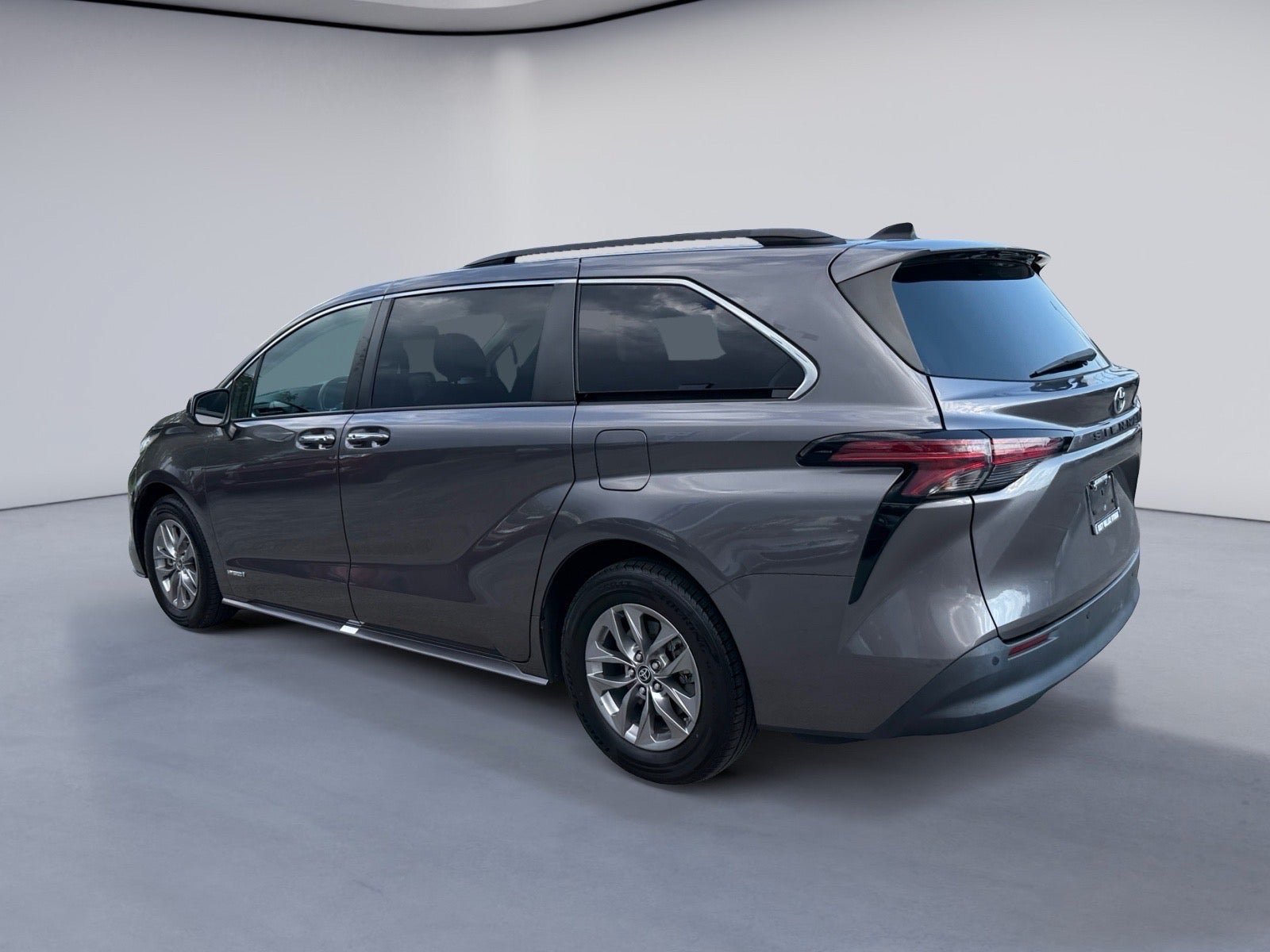 Used 2021 Toyota Sienna XLE FWD image 3