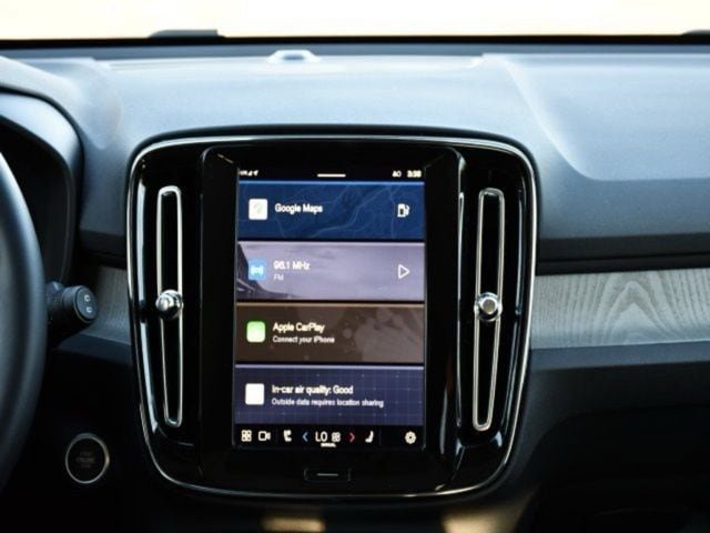 Certified 2025 Volvo XC40 B5 Plus AWD/4WD image 23