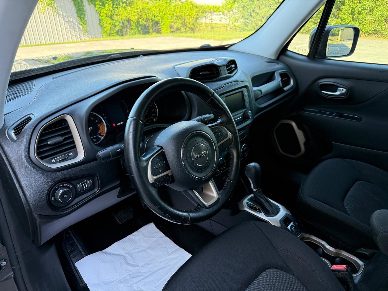 Used 2017 Jeep Renegade Latitude w/ Popular Equipment Group FWD image 16