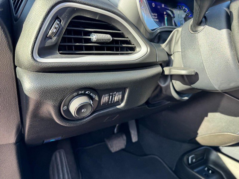 Used 2025 Chrysler Pacifica Select image 14