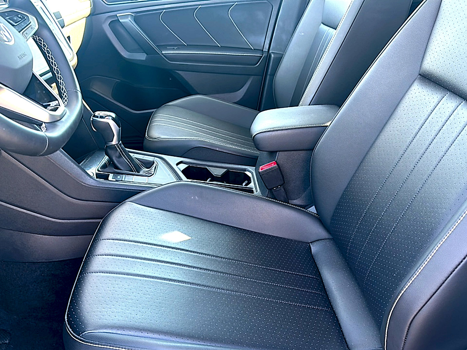 Used 2024 Volkswagen Tiguan SE w/ Panoramic Sunroof Package image 13