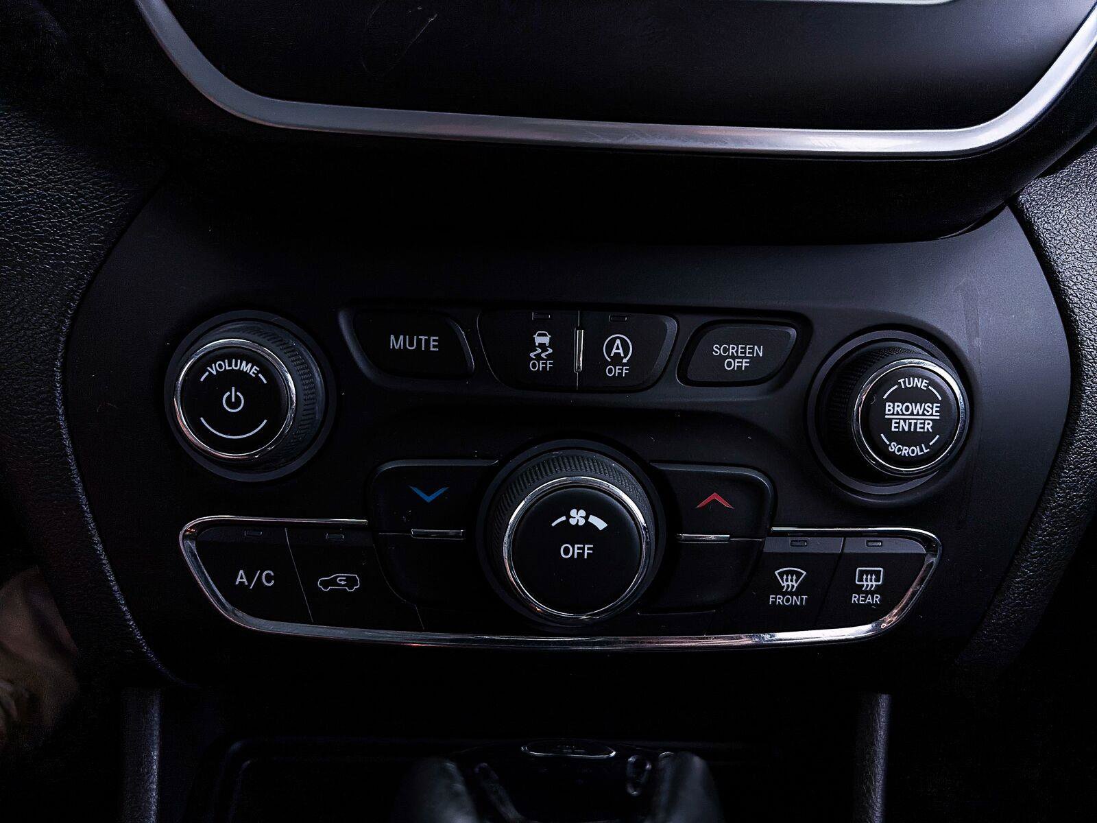 Used 2021 Jeep Cherokee Latitude Plus AWD/4WD image 27