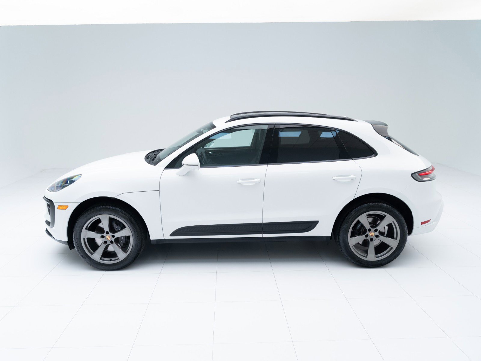 Certified 2025 Porsche Macan image 2
