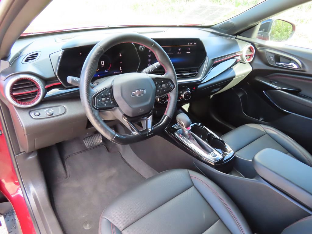 Used 2025 Chevrolet Trax RS w/ Sunroof Package FWD image 21