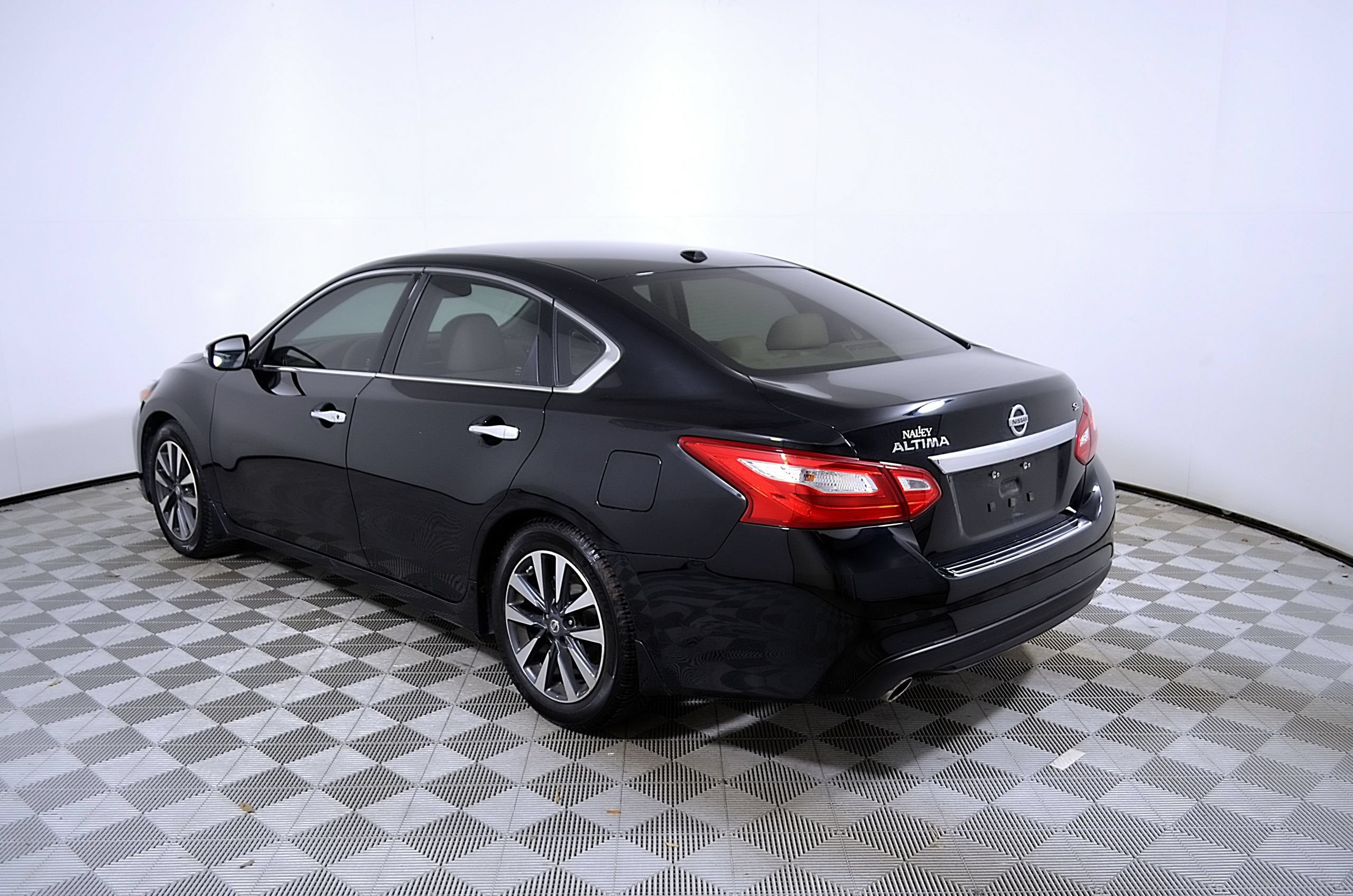 Used 2016 Nissan Altima 2.5 SL w/ 2.5 Technology w/LED Package FWD image 9