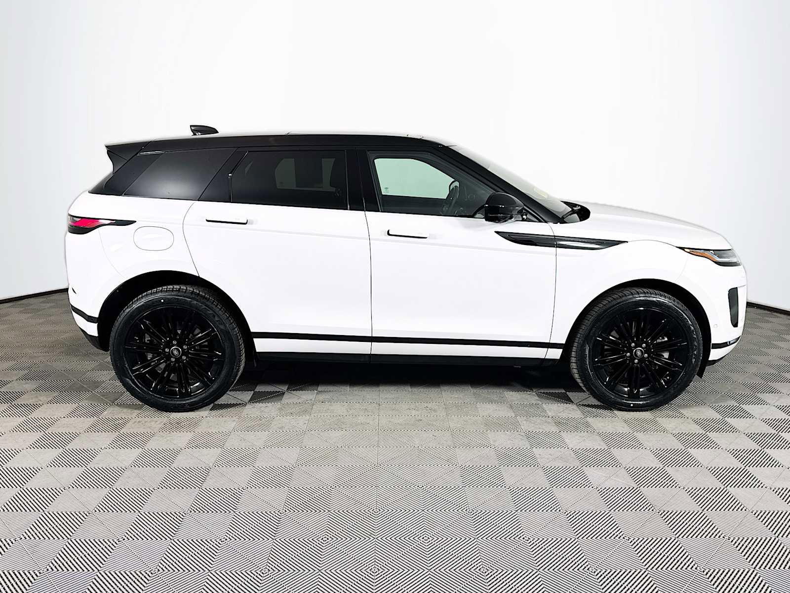 Used 2025 Land Rover Range Rover Evoque S image 4