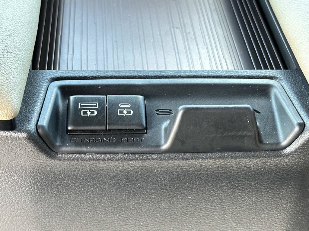 Used 2024 Toyota Sienna XLE FWD image 17