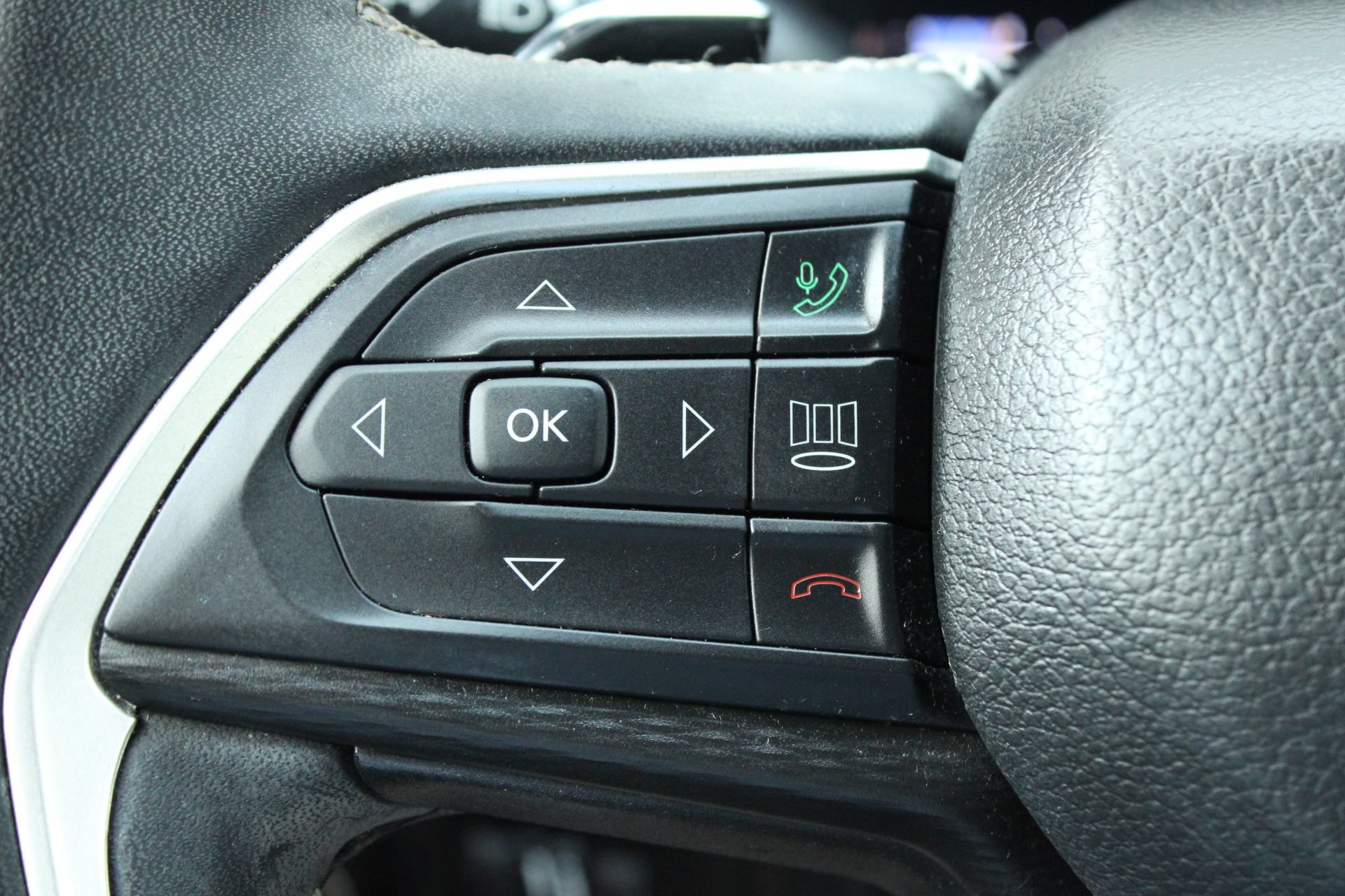 Used 2023 Jeep Grand Cherokee Altitude AWD/4WD image 33