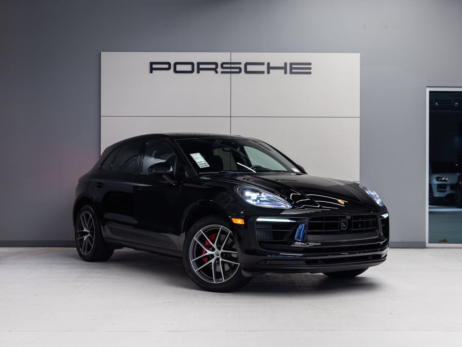 Certified 2023 Porsche Macan S AWD/4WD image 9