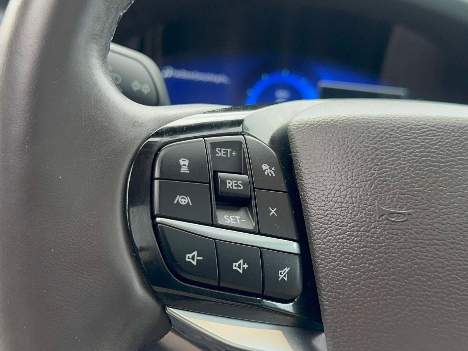 Used 2023 Ford Explorer Platinum w/ Technology Package image 18