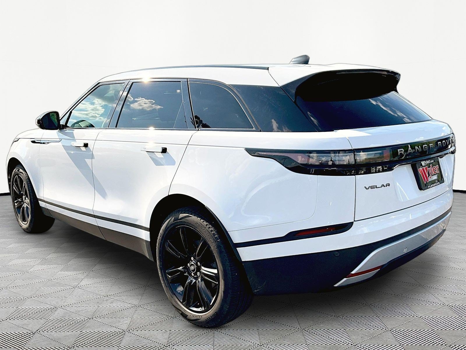 Used 2025 Land Rover Range Rover Velar S AWD/4WD image 4