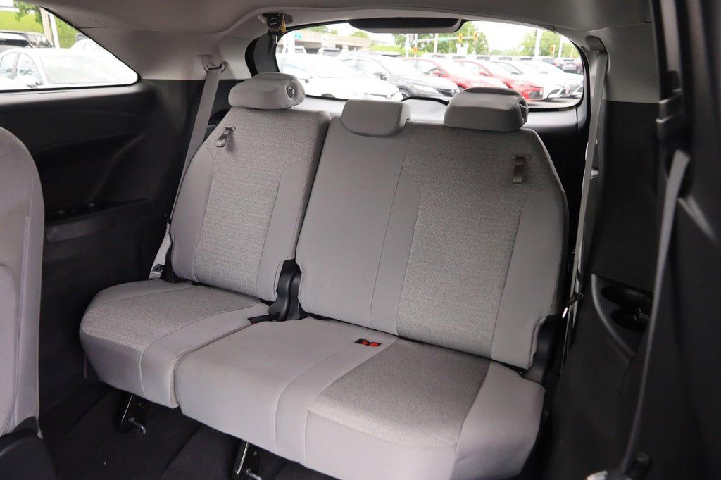 Used 2025 Toyota Sienna LE AWD/4WD image 11