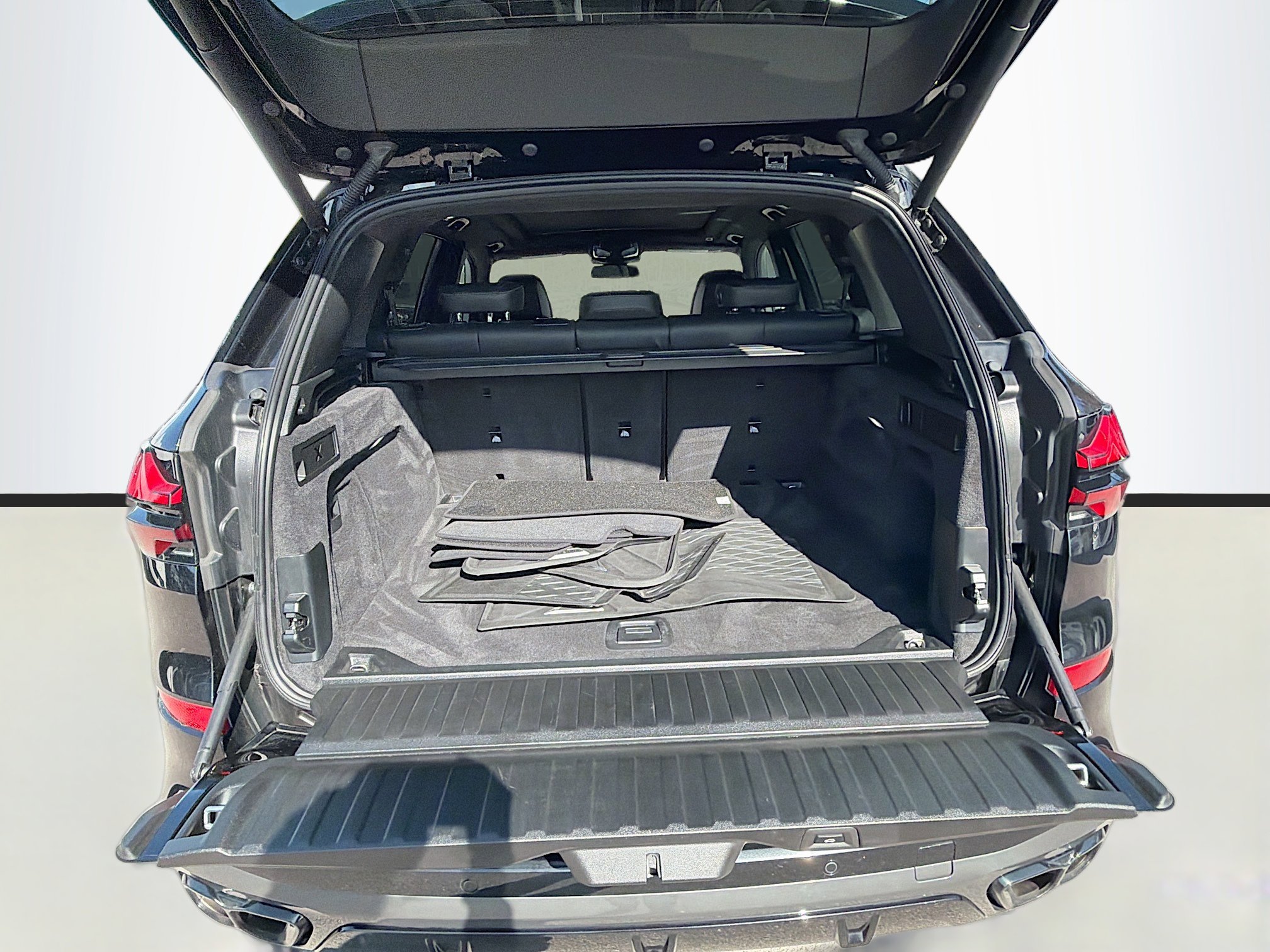 Used 2024 BMW X5 M60i w/ Climate Comfort Package image 12