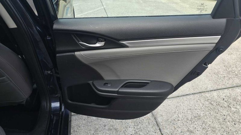 Used 2017 Honda Civic Touring image 31