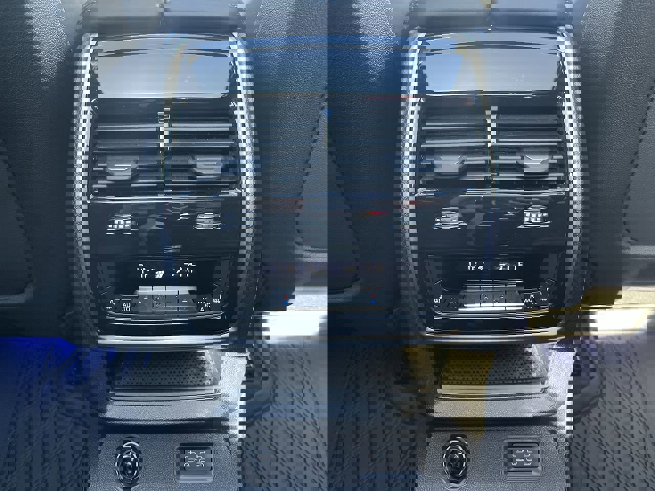 Certified 2024 BMW X7 M60i image 31